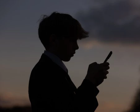 Брюкселски дигитален гаф: Хакери пробиха защитата за деца, докато България умува за пълна забрана