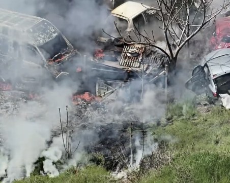 Голям пожар гори в автоморга до Околовръстното, има опасност от разрастване ВИДЕО