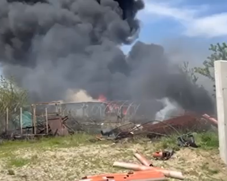 Голям пожар гори в автоморга до Околовръстното, има опасност от разрастване ВИДЕО