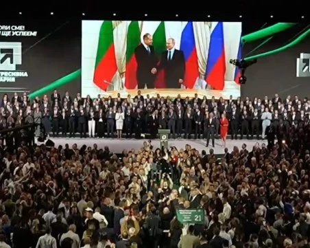 Радев закри кампанията си, показвайки как се ръкува с Путин