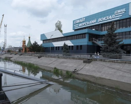 Руски дронове удариха пристанище Измаил, един навлезе в Румъния