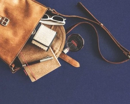 Скритите послания: Цветът на портфейла привлича парите