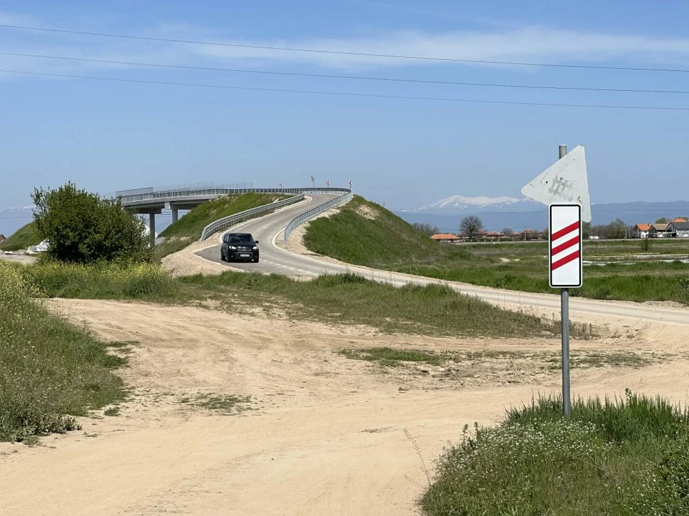 Абсурд край Пловдив: Откриха надлези за милиони, единият от които води... в черни полски пътища