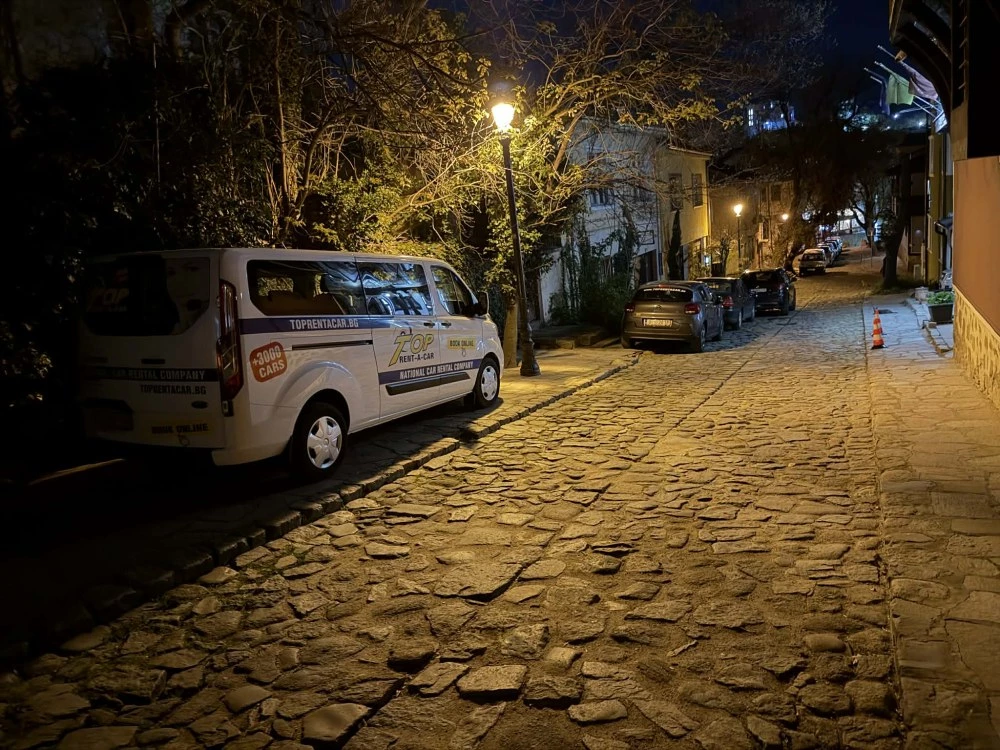 Автомобили превземат Стария град на Пловдив въпреки санкциите, новата наредба се бави