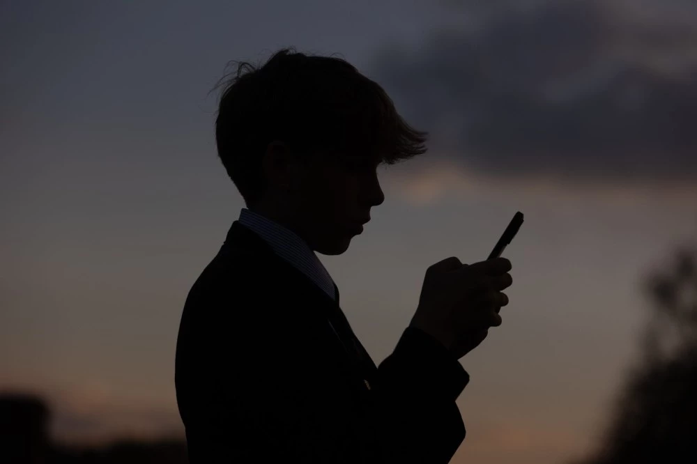 Брюкселски дигитален гаф: Хакери пробиха защитата за деца, докато България умува за пълна забрана