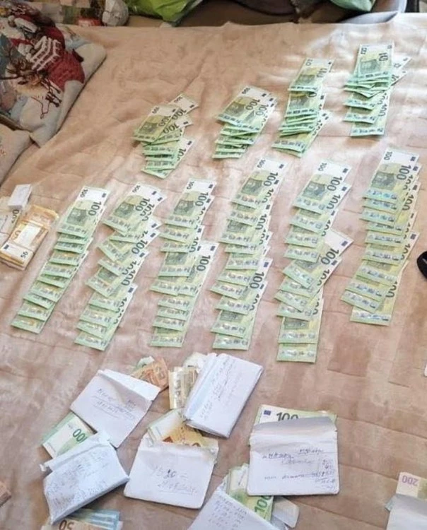 Близо 200 000 евро, разпределени в пликове и предназначени за купуване на