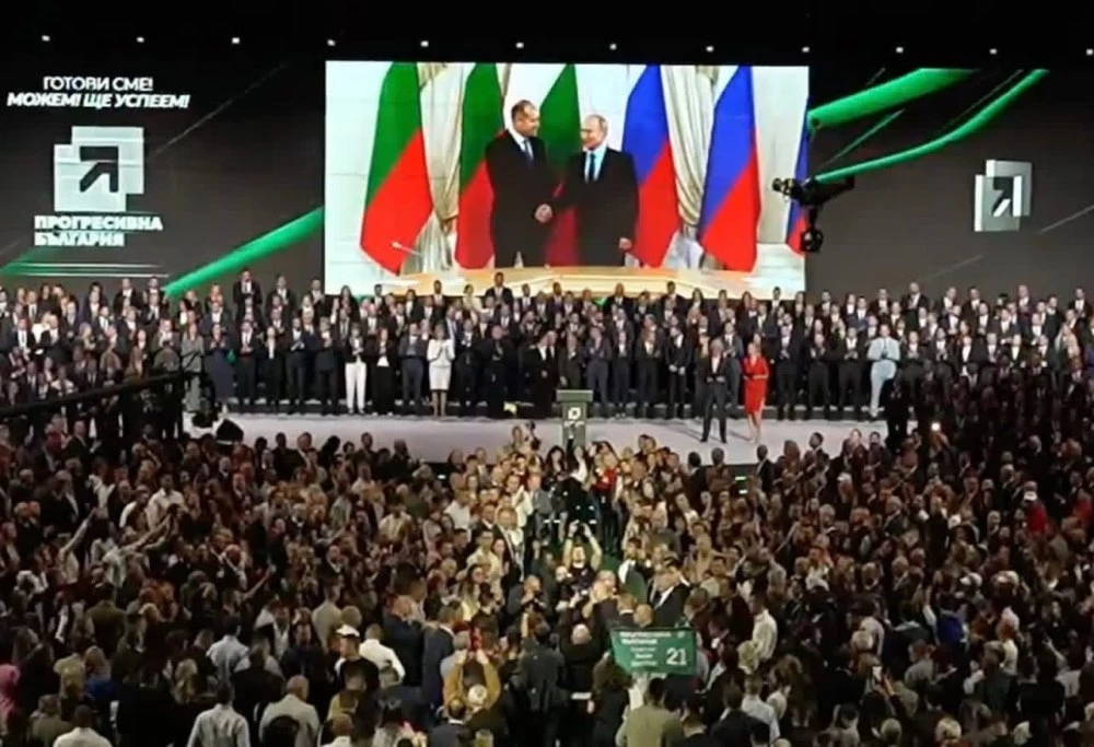 Радев закри кампанията си, показвайки как се ръкува с Путин