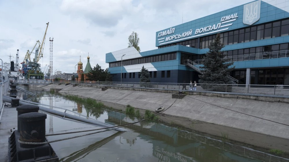 Руски дронове удариха пристанище Измаил, един навлезе в Румъния