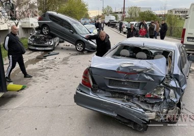 Автобус на градския транспорт в Хасково удари три паркирани коли
