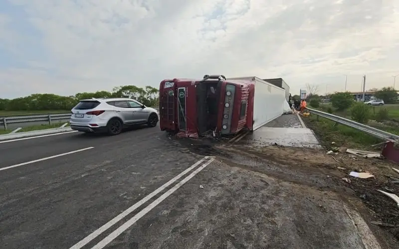 Камион, натоварен с картофи, се преобърна на АМ Тракия