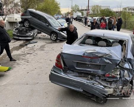 Автобус на градския транспорт в Хасково удари три паркирани коли