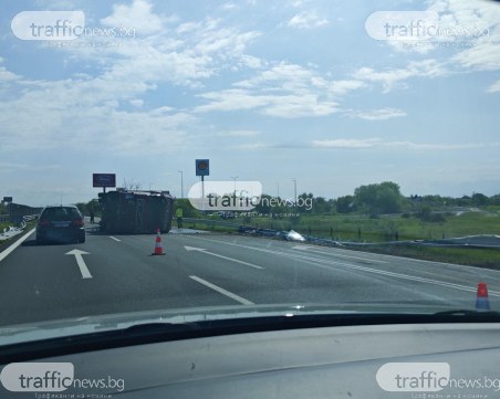 Камион, натоварен с картофи, се преобърна на АМ 