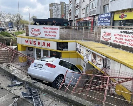 Кола се вряза в подлез в Шумен, трима са в болница