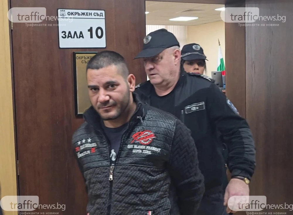 Видеозаписи показват как маскиран нахлува в казиното, напада крупие и задига оборота ВИДЕО