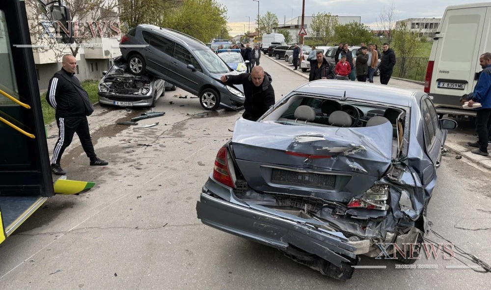 Автобус на градския транспорт в Хасково удари три паркирани коли