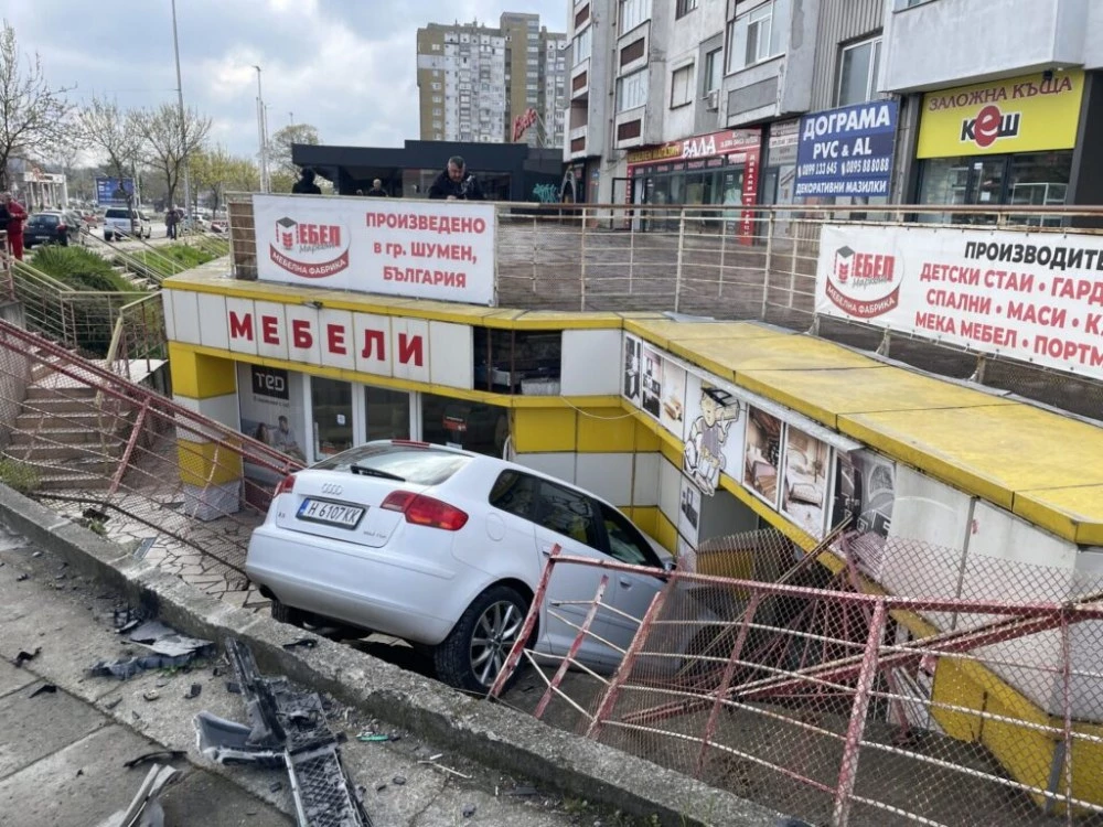 Кола се вряза в подлез в Шумен, трима са в болница