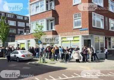 Големи опашка пред секцията в Ротердам, студенти-дебютанти пред машините за гласуване