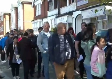 Напрежение заради струпване на избиратели: Българите в Лондон чакат по два часа, за да гласуват