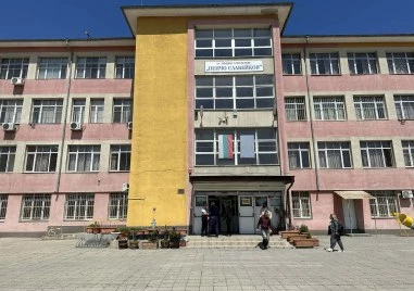 Председател на СИК в Пловдив колабира, временно затвориха секцията