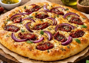 Рецепта за фокача със сушени домати и червен лук