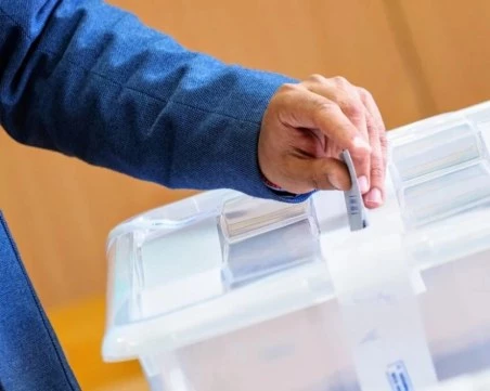 Десетки българи упражняват правото си на глас в Страсбург