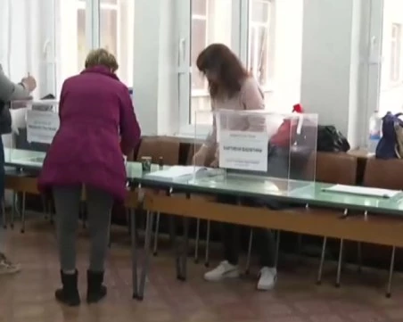 Десетки членове на СИК в област Хасково не се явиха, проблеми има и с машините за гласуване