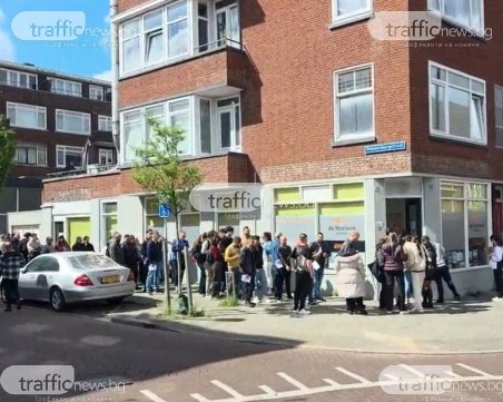 Големи опашка пред секцията в Ротердам, студенти-дебютанти пред машините за гласуване