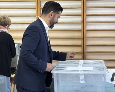 Кирил Петков упражни правото си на глас: Този път изборите ще бъдат честни