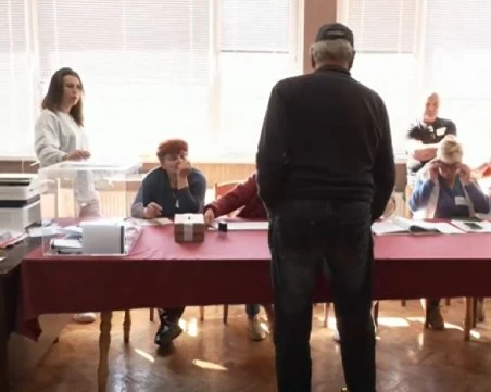 Кметът на Лом е записан как агитира служители и дава указание за гласуване, предлага по 50 евро