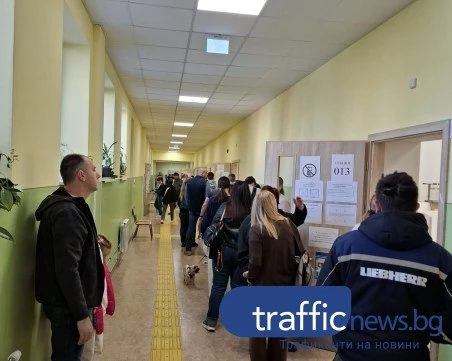 Опашки от гласоподаватели се извиват пред училищата в Пловдив СНИМКИ