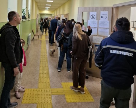 Опашки от гласоподаватели се извиват пред училищата в Пловдив СНИМКИ