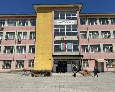 Председател на СИК в Пловдив колабира, временно затвориха секцията