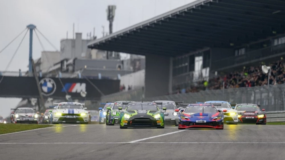 Автомобилен пилот загина при тежък инцидент на състезание в Германия