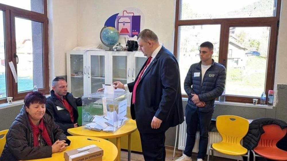 Делян Пеевски гласува: Избрах държавата на хората!