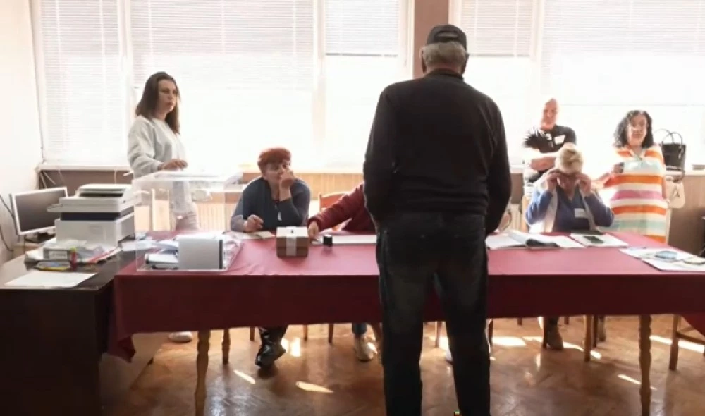 Кметът на Лом е записан как агитира служители и дава указание за гласуване, предлага по 50 евро