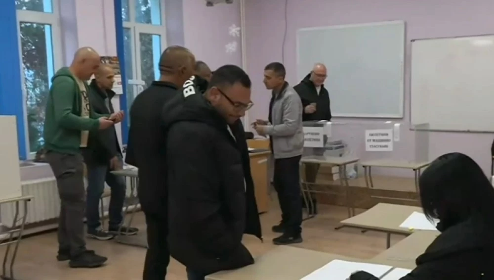 Напрежение в Буковлък: Председателят заплаши да прекрати гласуването, ако чуе език, различен от българския