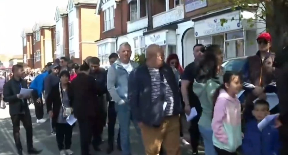 Напрежение заради струпване на избиратели: Българите в Лондон чакат по два часа, за да гласуват