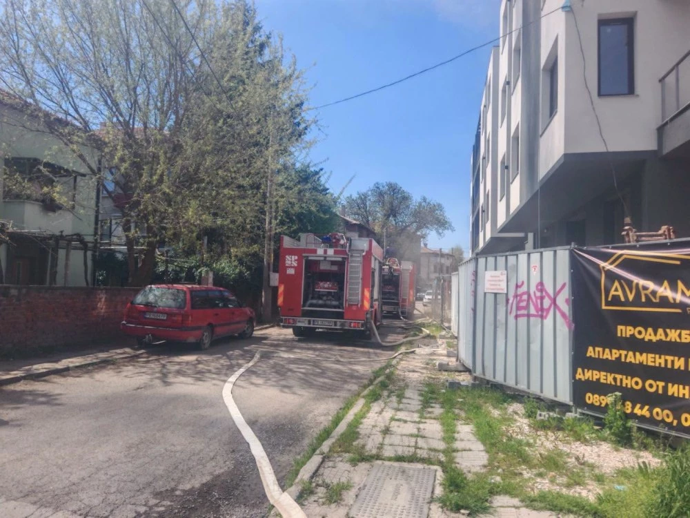 Огън лумна на новострояща се сграда в Пловдив