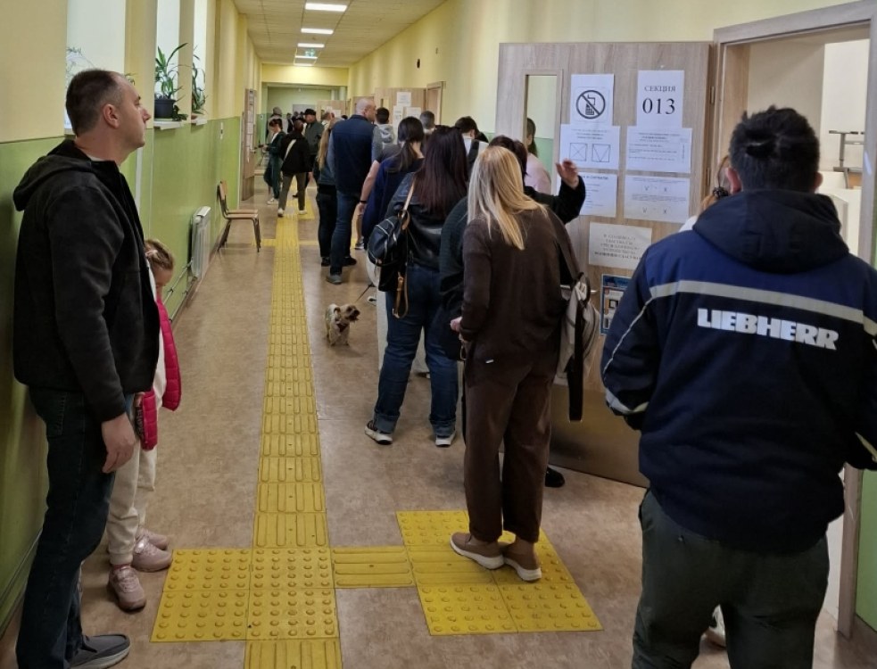 Опашки от гласоподаватели се извиват пред училищата в Пловдив СНИМКИ