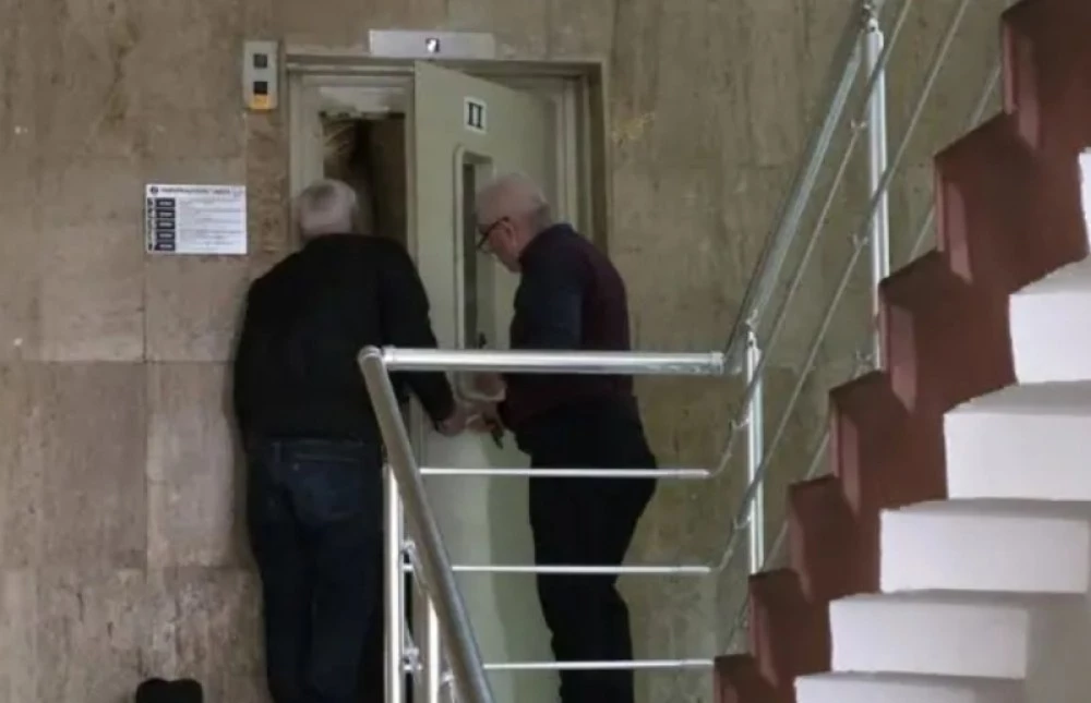 Председателят и секретарят на РИК – Благоевград пострадаха след авария на асансьор