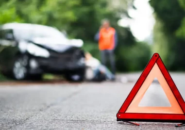 Кола излетя от пътя и се удари в бетонна стена във Вълкосел, тийнейджърка е пострадала