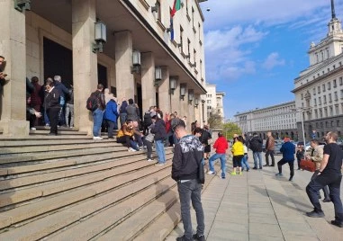 Опашка пред БНБ за колекционерската монета, посветена на 150 г. от Априлското въстание