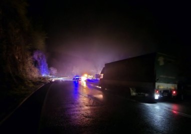 Тир се преобърна в пропаст край Прохода на Републиката, шофьорът загина на място