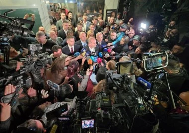 Всички навън гледат към Радев: „Антисистемна фигура