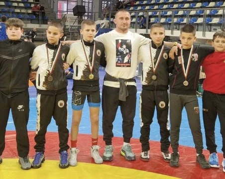 Борците на Локомотив със силно представяне на турнир в Самоков