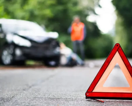 Кола излетя от пътя и се удари в бетонна стена във Вълкосел, тийнейджърка е пострадала