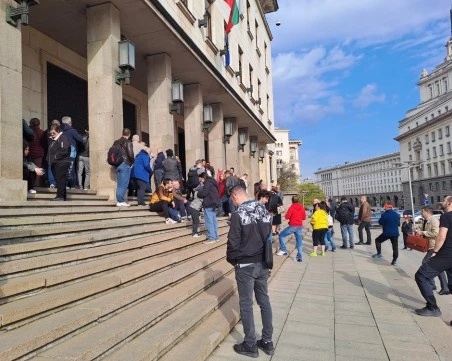 Опашка пред БНБ за колекционерската монета, посветена на 150 г. от Априлското въстание