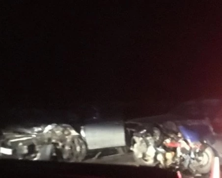 Тир се преобърна в пропаст край Прохода на Републиката, шофьорът загина на място