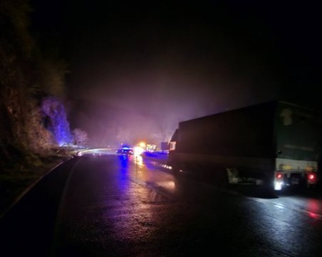 Тир се преобърна в пропаст край Прохода на Републиката, шофьорът загина на място