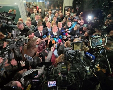 Всички навън гледат към Радев: „Антисистемна фигура